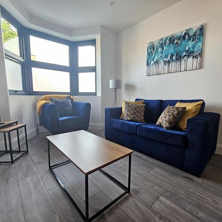 Spacious 4Br House, London, Sleeps 9, Parking Available Luaran gambar
