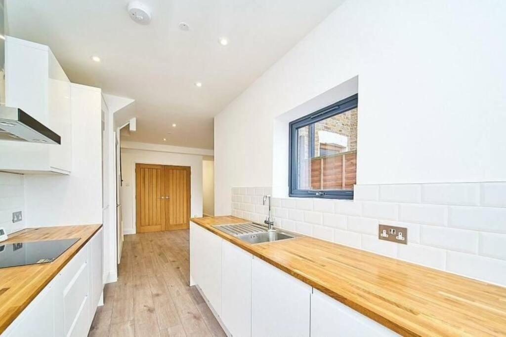 Spacious 4Br House, London, Sleeps 9, Parking Available Luaran gambar