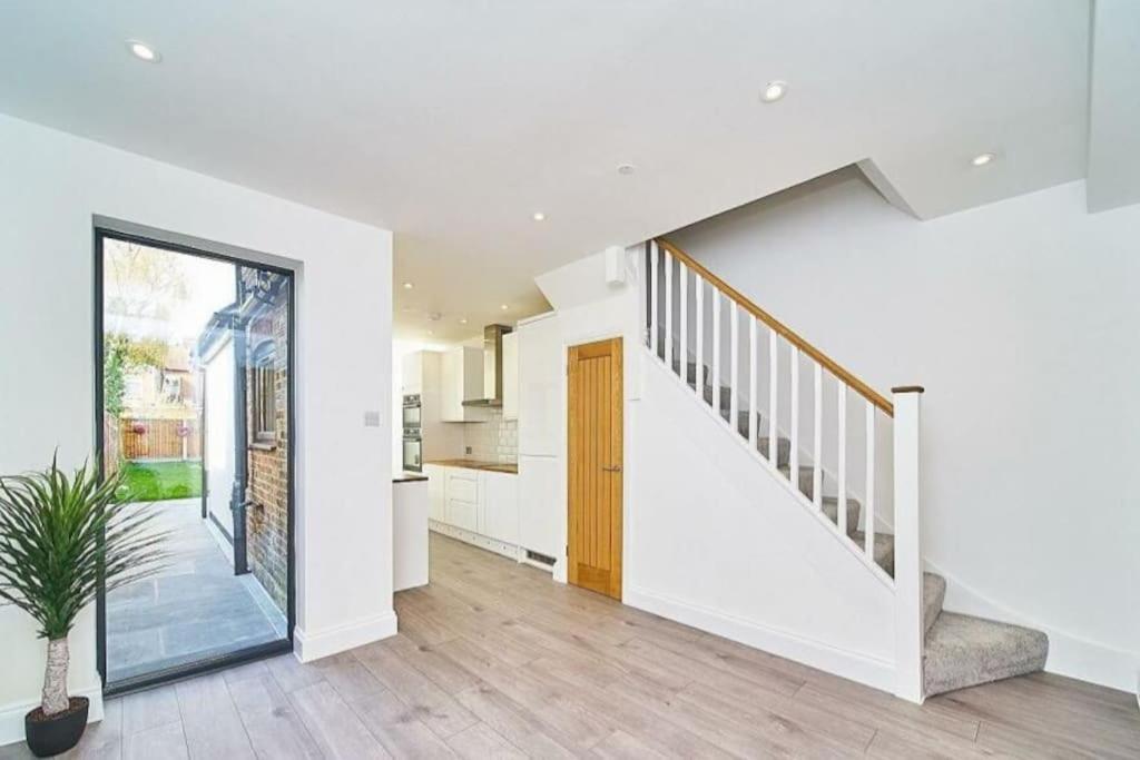Spacious 4Br House, London, Sleeps 9, Parking Available Luaran gambar