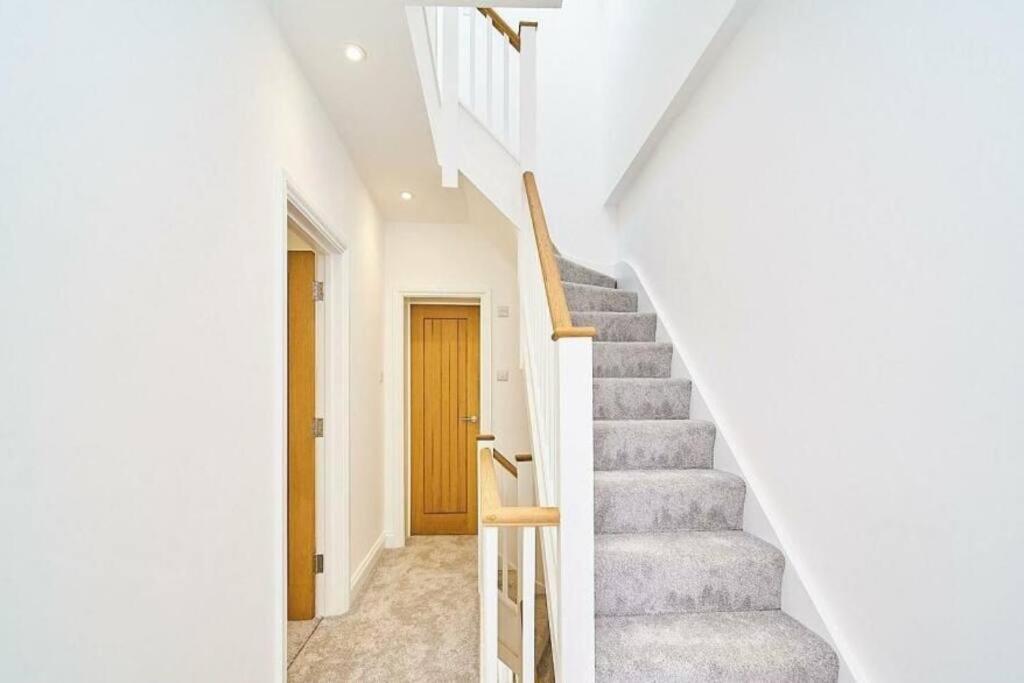 Spacious 4Br House, London, Sleeps 9, Parking Available Luaran gambar