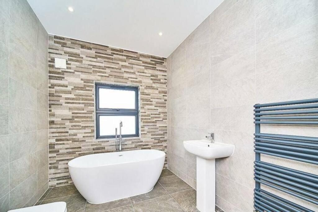 Spacious 4Br House, London, Sleeps 9, Parking Available Luaran gambar