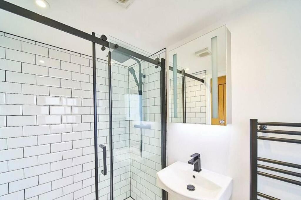 Spacious 4Br House, London, Sleeps 9, Parking Available Luaran gambar