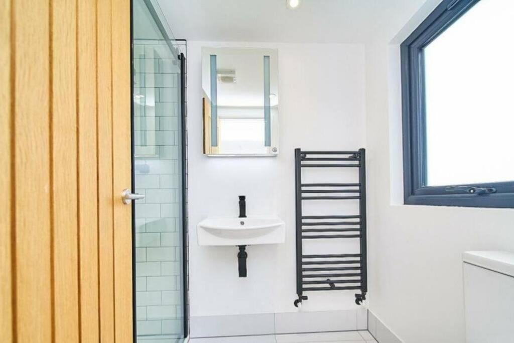 Spacious 4Br House, London, Sleeps 9, Parking Available Luaran gambar