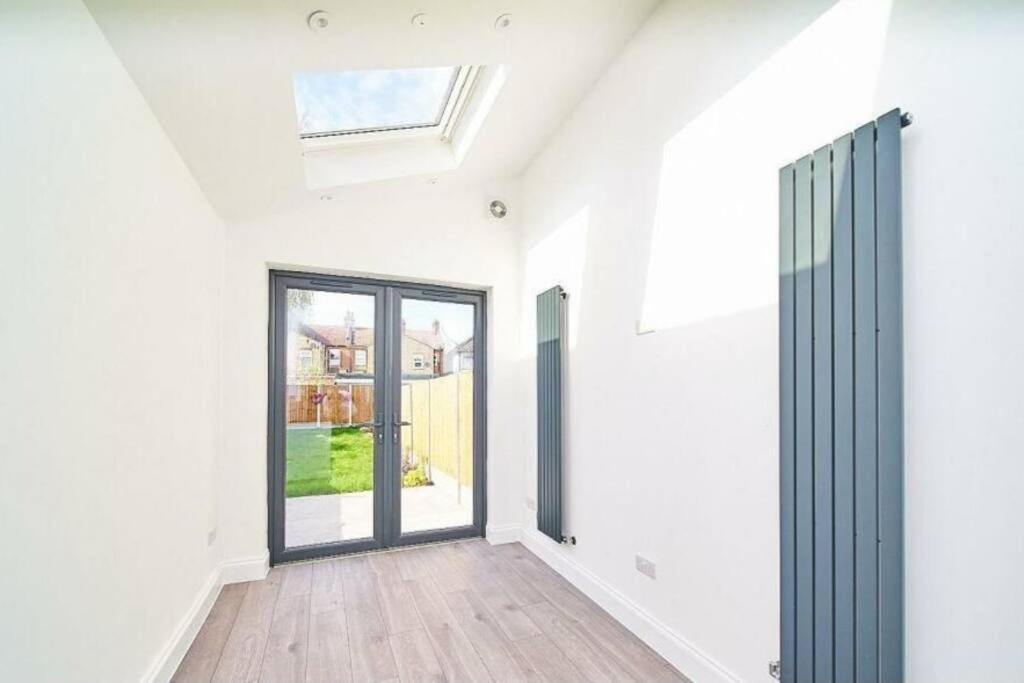 Spacious 4Br House, London, Sleeps 9, Parking Available Luaran gambar