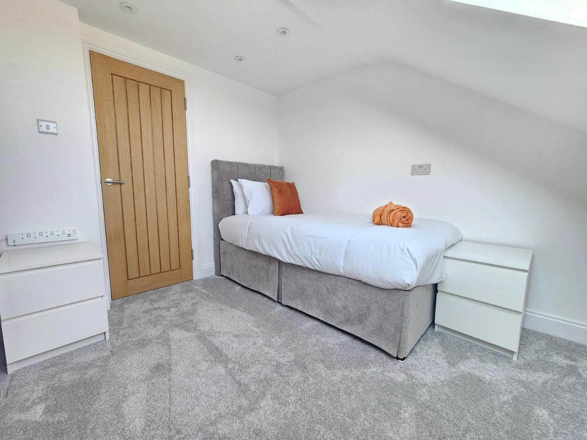 Spacious 4Br House, London, Sleeps 9, Parking Available Luaran gambar
