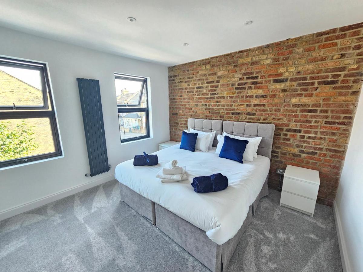 Spacious 4Br House, London, Sleeps 9, Parking Available Luaran gambar