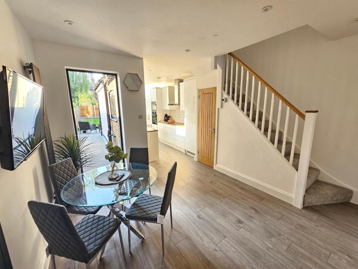 Spacious 4Br House, London, Sleeps 9, Parking Available Luaran gambar